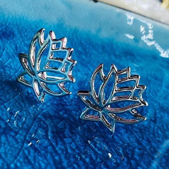 Silver lotus flower stud earring - Picture 5 of 11